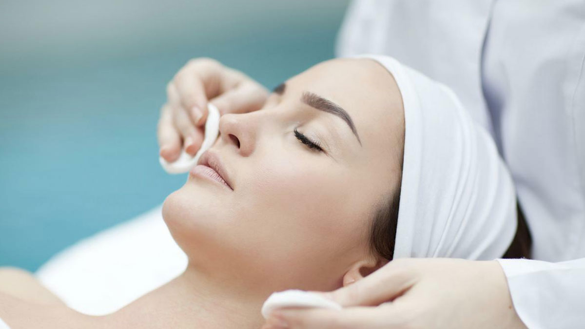 معرفی ۱۰ مرکز برتر پاکسازی پوست در شیراز