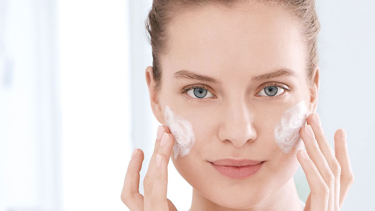 معرفی ۱۰ دکتر برتر آبرسانی پوست (هیدرودرمی) در شیراز